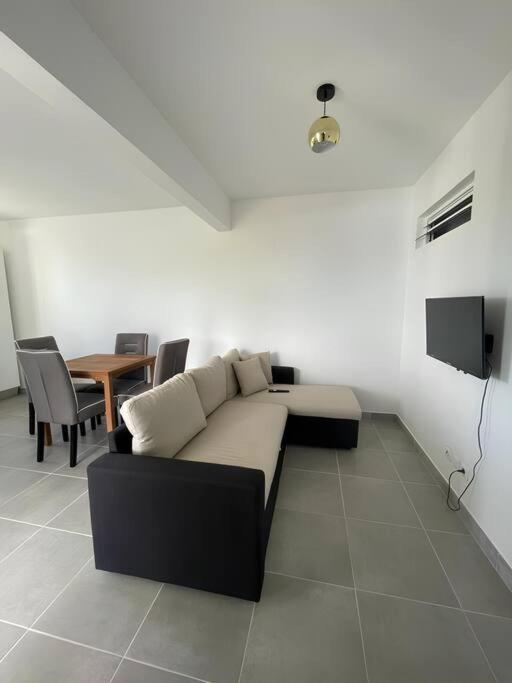 Bas De Villa F2 Neuf Avec Terrasse Et Piscine เลอ ดีอามงต์ ภายนอก รูปภาพ